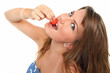 junge Frau mit Erdbeere