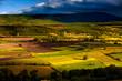 Alba sui campi coltivati a Sault Provenza Alba sui campi coltivati a Sault Provenza
