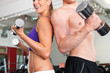 Foto: Sport - Paar trainiert mit Hanteln im Fitnessstudio Sport - Paar trainiert mit Hanteln im Fitnessstudio