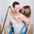 lachendes paar in der neuen wohnung lachendes paar in der neuen wohnung