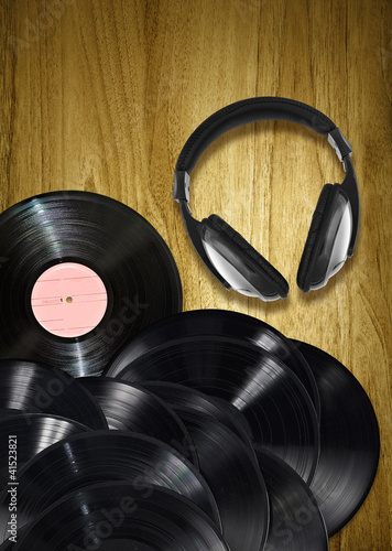 Foto: headphones and records headphones and records
