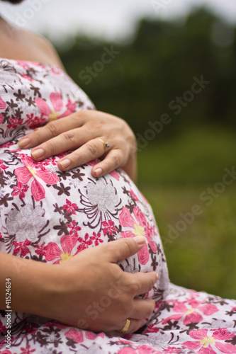 Photo: Mulher grávida segurando a barriga Mulher grávida segurando a barriga