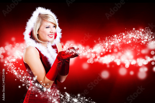 Photo: Weihnachtsfrau mit magischem Sternchenlicht Weihnachtsfrau mit magischem Sternchenlicht