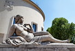 Femme de pierre blanche allongée au soleil. Femme de pierre blanche allongée au soleil.