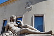 Femme sculptée allongée sur socle de pierre. Femme sculptée allongée sur socle de pierre.