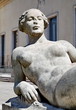 Buste de femme en pierre avec nez cassé. Buste de femme en pierre avec nez cassé.