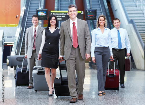 Foto: Group of business people at the airport. Group of business people at the airport.