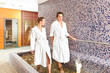 Mann und Frau beim Wellness Wassertreten