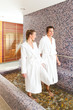 Mann und Frau beim Wellness Wassertreten