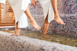 Mann und Frau beim Wellness Wassertreten