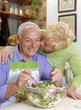 Foto: Abuelos en una cocina,pareja adulta cocinando. Abuelos en una cocina,pareja adulta cocinando.