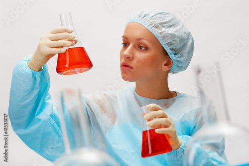 Foto: Scientist with glassware Scientist with glassware
