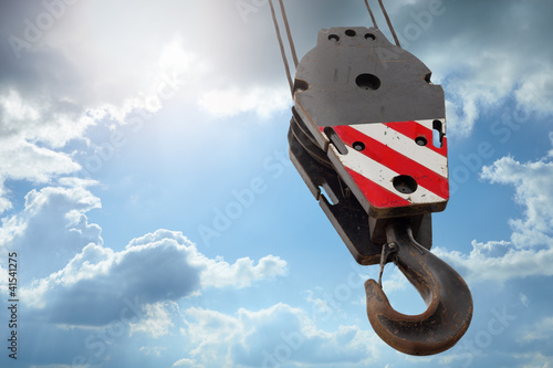 Foto: Crane hook on a blue sky Crane hook on a blue sky