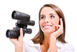 femme avec jumelles souriante sereine femme avec jumelles souriante sereine