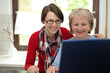 Mutter und Tochter in der Küche am Laptop