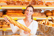 Bäckerin in ihrer Bäckerei verkauft Brot