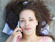 Jeune femme au téléphone