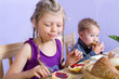 Kinder beim Frühstück Kinder beim Frühstück