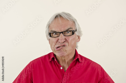 Foto: Senior man making an ulgy grimace Senior man making an ulgy grimace