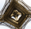 Photo en ligne au meilleur prix Upward fisheye view of Eiffel Tower