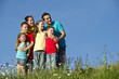 Foto: Familie beim wandern in der Natur. Familie beim wandern in der Natur.