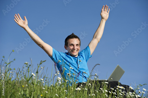 Foto: Geschäftsmann Arbeit mit Laptop in der Natur Geschäftsmann Arbeit mit Laptop in der Natur
