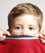 Retrato de un niño apenado.