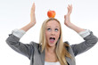 Frau mit Apfel