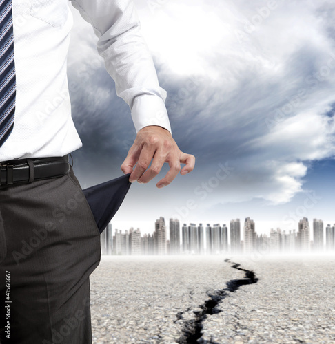 Foto: empty pockets and financial crisis concept empty pockets and financial crisis concept