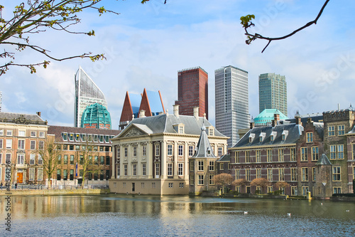 Foto: Binnenhof Palace - Dutch Parlamen against the backdrop of modern Binnenhof Palace - Dutch Parlamen against the backdrop of modern