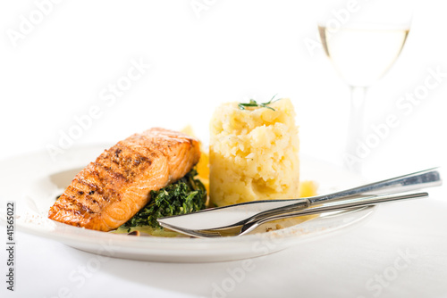Foto: Salmon steak with spinach and mashed potatoes Salmon steak with spinach and mashed potatoes
