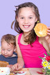Kinder beim Frühstück Kinder beim Frühstück