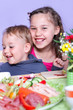 Kinder beim Frühstück Kinder beim Frühstück