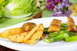 Kartoffelspalten mit grünem Spargel und Hähnchenstreifen Kartoffelspalten mit grünem Spargel und Hähnchenstreifen