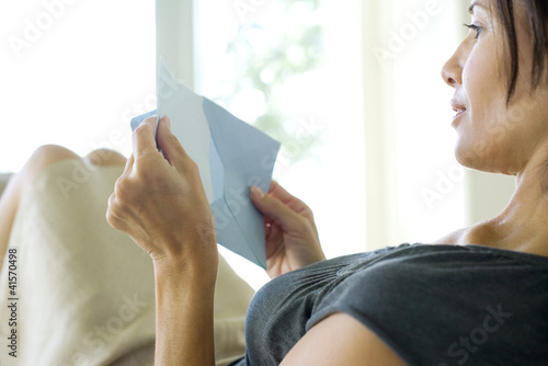 Foto: Woman taking card out of envelope Woman taking card out of envelope