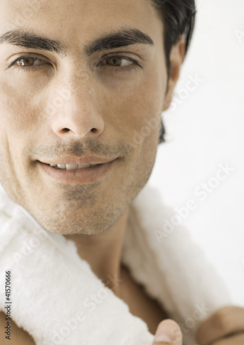 Foto: Man with towel around neck, close-up Man with towel around neck, close-up