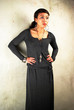 junge Frau mit langem Kleid