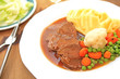 Rinderbraten mit Sauce und Beilagen
