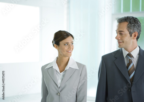 Foto: Businessman and businesswoman smiling at each other Businessman and businesswoman smiling at each other