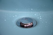 Abfluss im Waschbecken mit Wassertropfen Abfluss im Waschbecken mit Wassertropfen