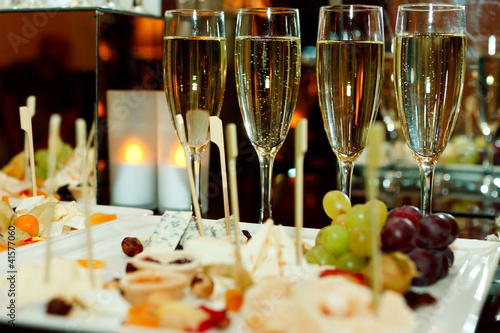 Foto: Glasses of champagne, cheese Glasses of champagne, cheese