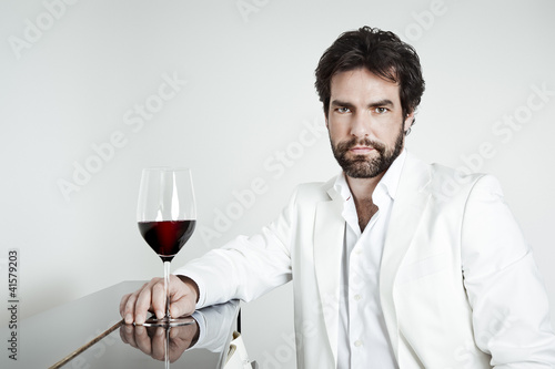 Foto: handsome man and a glass of red wine handsome man and a glass of red wine
