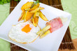 Rosmarinkartoffeln mit Spargel in Schinkenmantel und Spiegelei Rosmarinkartoffeln mit Spargel in Schinkenmantel und Spiegelei