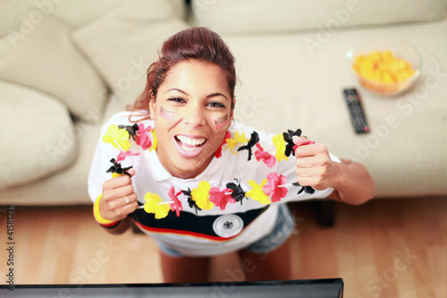 Photo: Weiblicher Fussball Fan Zuhause am TV Weiblicher Fussball Fan Zuhause am TV