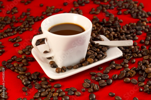 Photo: Caffe su fondo rosso Caffe su fondo rosso