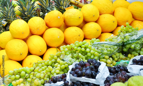 Photo: frisches Obst auf dem Wochenmarkt frisches Obst auf dem Wochenmarkt