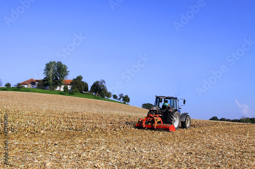 Foto: Landwirt mit Traktor auf Feld Landwirt mit Traktor auf Feld