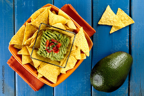 Photo: nachos con crema di avocado nachos con crema di avocado