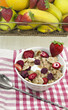 Cereales integrales con frutos rojos deshidratados.