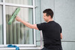 fenster werden geputzt
